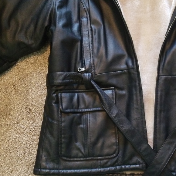 Woman's leather jacket - Picture 3 of 8
